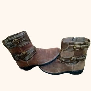 Women's soft cushion Clarks collection. Brown boots size 6.5.